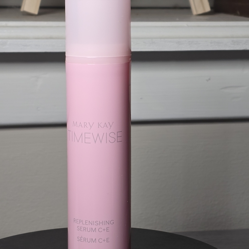 Mary Kay Replenishing Serum C+E in Soft Pink - Picture 4 of 4